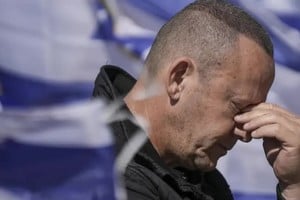 Un hombre expone su lamento entre banderas de Israel en la ya conocida como Plaza de los Rehenes de Tel Aviv. Oded Balilty/AP/DW