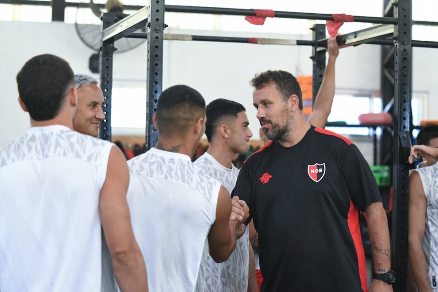 El Ogro saludó a sus nuevos jugadores en el primer entrenamiento en Newell's.