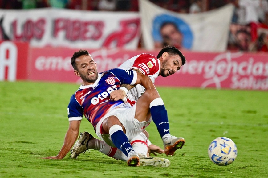 Lucas Gamba cae ante la marca de un defensor del Globo. Al delantero le sigue costando mucho encontrar ese muy buen nivel que tuvo en otros momentos de su trayectoria en Unión. Crédito: Juan Manuel Foglia