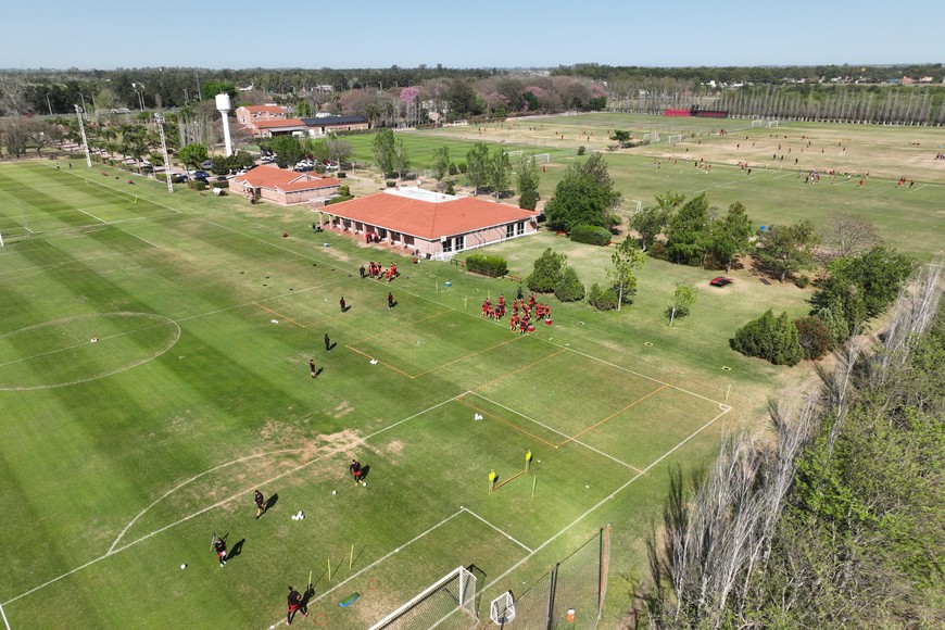 Un lugar soñado. El teatro de los sueños sabaleros, visto desde el aire con el dron de El Litoral. En las próximas horas, Colón anunciará un ambicioso proyecto para seguir potencia ampliaciones y mejoras en el predio deportivo 4 de junio. Crédito: Fernando Nicola