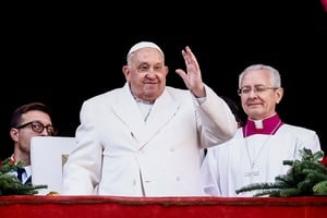 Pope Francis waves on the day he delivers his traditional Christmas Day Urbi et Orbi speech to the city and the world from the main balcony of St. Peter's Basilica at the Vatican, December 25, 2024. REUTERS/Yara Nardi