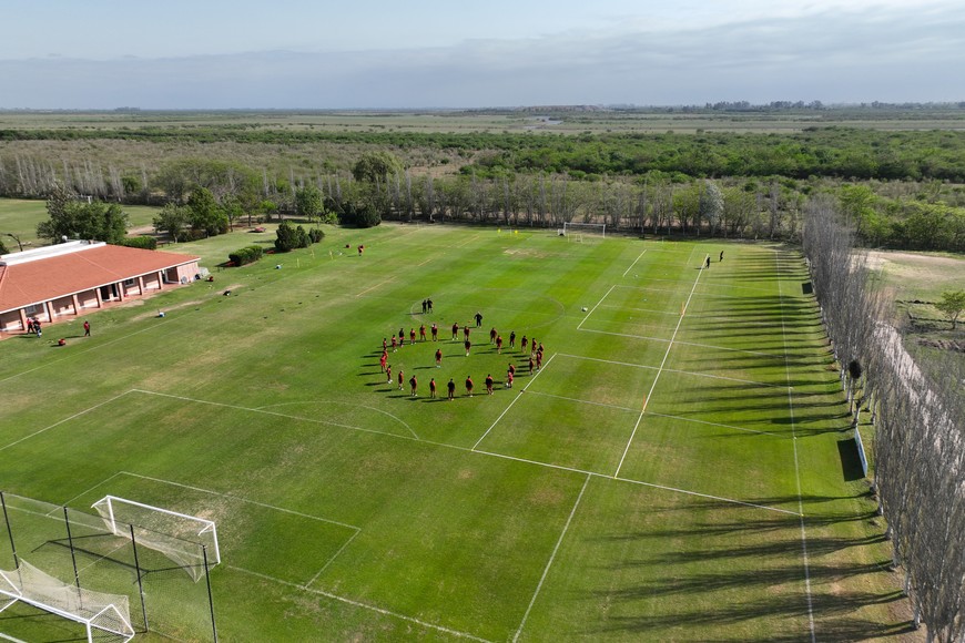 Un lugar soñado. El teatro de los sueños sabaleros, visto desde el aire con el dron de El Litoral. En las próximas horas, Colón anunciará un ambicioso proyecto para seguir potencia ampliaciones y mejoras en el predio deportivo 4 de junio. Crédito: Fernando Nicola