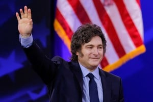 Argentina's President Javier Milei waves onstage at the Conservative Political Action Conference (CPAC) annual meeting in National Harbor, Maryland, U.S., February 22, 2025. REUTERS/Brian Snyder