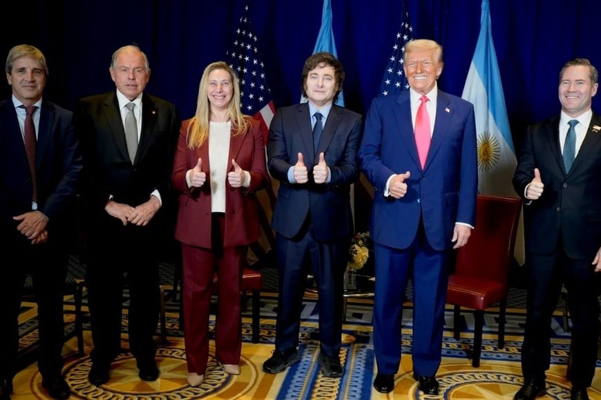 Javier Milei este sábado junto a Donald Trump. Crédito: Manuel Adorni