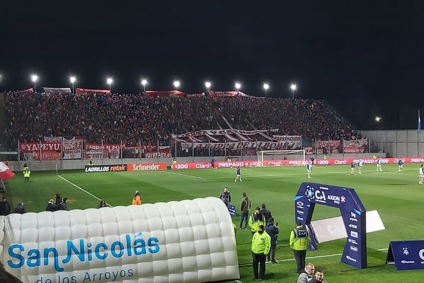 La gente siempre está. El partido del 2022, en la ciudad de la Virgen, contra Banfield. Lo ganaba el Tate con gol de Mauro Luna Diale, pero el "Taladro" lo dio vuelta con goles de Jesús Dátolo y Emanuel Coronel. Una multitud tatengue en las tribunas.