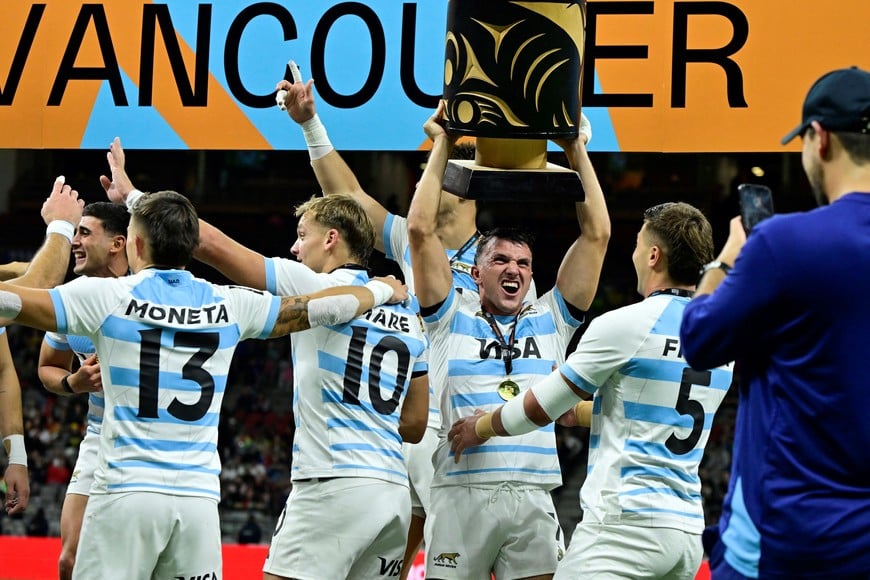 Rugby Union - HSBC Sevens - Argentina v South Africa - Men's Cup Final - Vancouver - BC Place, Vancouver, Canada - February 23, 2025
Argentina's Tobias Wade celebrates with teammates and the trophy after winning the Men's Cup Final REUTERS/Jennifer Gauthier