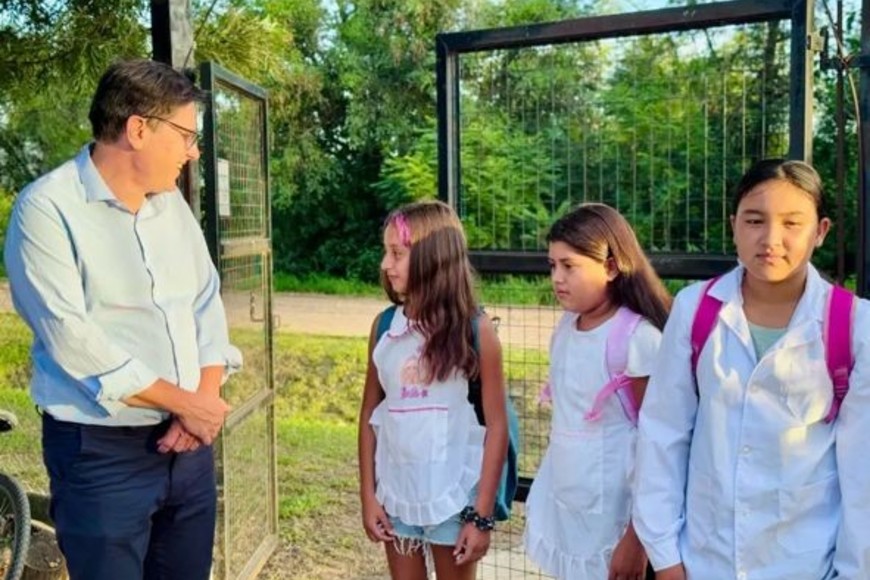 Goity inauguró el ciclo lectivo en la Escuela Rural Nro. 790 “Pablo Pizzurno”, de la ciudad de Coronda.
Foto: Gentileza