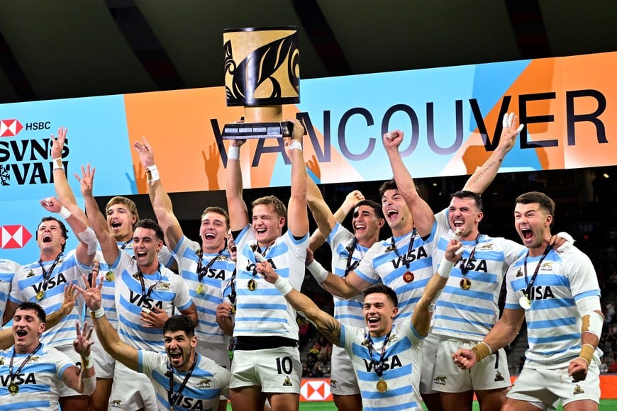 Rugby Union - HSBC Sevens - Argentina v South Africa - Men's Cup Final - Vancouver - BC Place, Vancouver, Canada - February 23, 2025
Argentina's Santiago Mare celebrates with teammates and the trophy after winning the Men's Cup Final REUTERS/Jennifer Gauthier