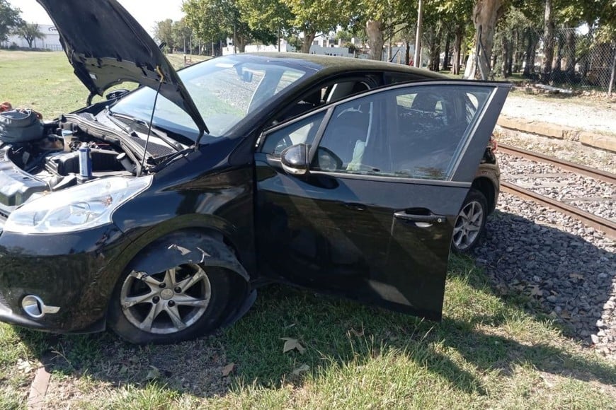 Los delincuentes intentaron escapar a bordo de un Peugeot 208.