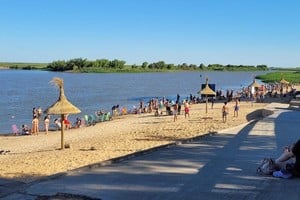 Antes de que llegara la policía, algunos bañistas golpearon al exhibicionista.