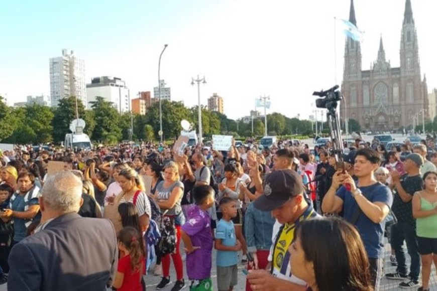 Los vecinos marcharon hasta Plaza Moreno para dejar ofrendas para la nena y pedir justicia.