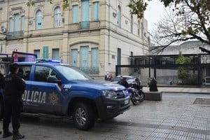 La víctima permanece internada en el hospital Cullen en estado delicado.