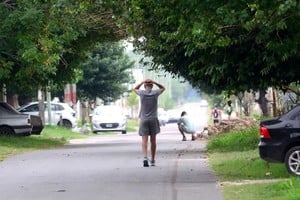 La desgarradora postal del padre y el tío de la menor fallecida.