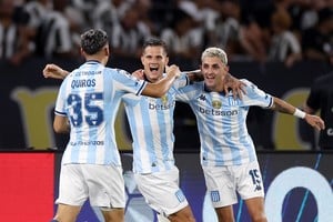 Soccer Football - Recopa Sudamericana - Second Leg - Botafogo v Racing Club - Estadio Nilton Santos, Rio de Janeiro, Brazil - February 27, 2025 
Racing Club's Bruno Zuculini celebrates scoring their second goal with Santiago Quiros and Gaston Martirena REUTERS/Pilar Olivares