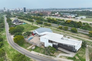 A la izquierda, la calle interna. De fondo, la Ruta 168 y Ciudad Universitaria.