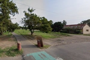 Esa zona de la ciclovía, entre los barrios Siete Jefes y Candioti, es un punto crítico por su falta de iluminación y la presencia de delincuentes que atacan de peatones y deportistas para atacar. Crédito: Google Street View