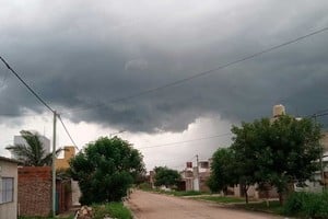 Se puso negro el cielo en la siesta santafesina. Foto: Manuel Fabatía