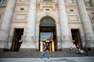 (250220) -- BUENOS AIRES, 20 febrero, 2025 (Xinhua) -- Un hombre camina frente a la entrada principal de la casa central del Banco de la Nación Argentina, en la ciudad de Buenos Aires, Argentina, el 20 de febrero de 2025. El Gobierno argentino decretó el jueves la transformación del Banco de la Nación Argentina, conocido como Banco Nación, una de las principales entidades financieras del país, en Sociedad Anónima. (Xinhua/Martín Zabala) (mz) (rtg) (ra) (vf)