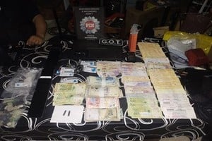 También se incautó dinero en efectivo, cartuchos de distintos calibres, balanzas digitales, celulares y satinados utilizados para el fraccionamiento de droga.