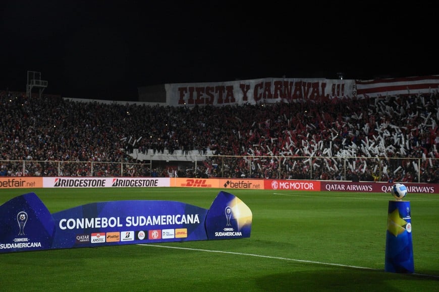 El 15 de Abril seguirá en observación luego de la evaluación que se hizo de su poder lumínico. Hay una obra en ejecución, se ha mejorado notoriamente pero todavía le falta. De todos modos, Unión tiene asegurado que jugará en su estadio los partidos de la próxima Copa Sudamericana. Crédito: Pablo Aguirre