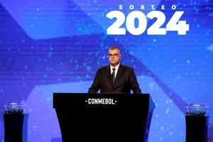 El Litoral en Conmebol. La amabilidad del brasilero Frederico Nantes, Director de Competiciones de la Conmebol: se hizo famoso por sacar el "papelito" con los nombres de los rivales en cada cruce copero. Unión en cuenta regresiva al sorteo del lunes 17 a las 20. Crédito: Cesar Olmedo/Reuters