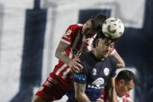 Cada pelota, una batalla. Así de peleado, como en la foto, serán los 90 minutos de esta noche en el estadio Bautista Gargantini, de la provincia de Mendoza, donde Independiente Rivadavia recibe al Tate.