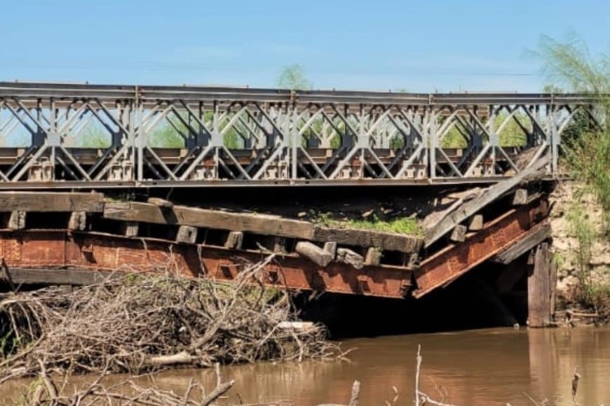 Con el colapso inminente del puente queda aislada una gran población, entre las rutas 4 y 13.