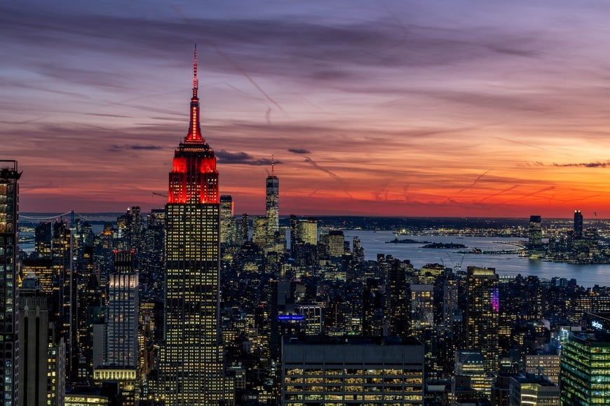 (250129) -- NUEVA YORK, 29 enero, 2025 (Xinhua) -- Imagen del 28 de enero de 2025 del Edificio Empire State iluminado de rojo, en la Ciudad de Nueva York, Estados Unidos. El Edificio Empire State y el One World Trade Center, dos de los edificios emblemáticos de la Ciudad de Nueva York, brillaron de rojo el martes por la noche en las celebraciones del Año Nuevo chino. (Xinhua/Winston Zhou) (jg) (da) (vf)