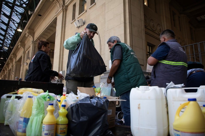 (250310) -- BUENOS AIRES, 10 marzo, 2025 (Xinhua) -- Voluntarios acomodan las donaciones recibidas para ser enviadas a la ciudad de Bahía Blanca en el denominado "Tren Solidario", en la estación de trenes de Constitución, en la ciudad de Buenos Aires, capital de Argentina, el 10 de marzo de 2025. Los residentes en Argentina han apelado a la solidaridad para dar una muestra de ayuda material, pero también de afecto y contención a la ciudad de Bahía Blanca, un distrito ubicado 690 kilómetros al sudoeste de Buenos Aires (capital federal) afectado desde el 7 de marzo por lluvias e inundaciones que dejaron al menos 16 fallecidos, más de 1.400 evacuados y cuantiosos daños materiales. (Xinhua/Martín Zabala) (mz) (rtg) (ah) (vf)