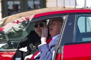 Trump anunció este martes que comprará un Tesla para mostrar "confianza y apoyo a Elon Musk".