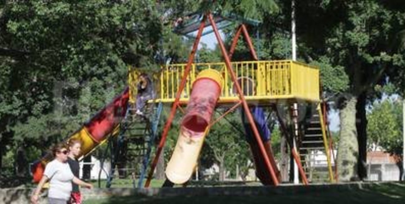 No retiraron los macrojuegos de la plaza Escalante y el parque Alberdi