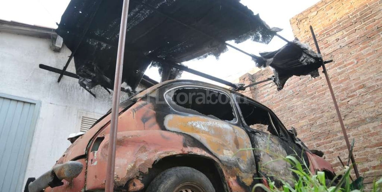 El quemacoches atacó un Fiat 600