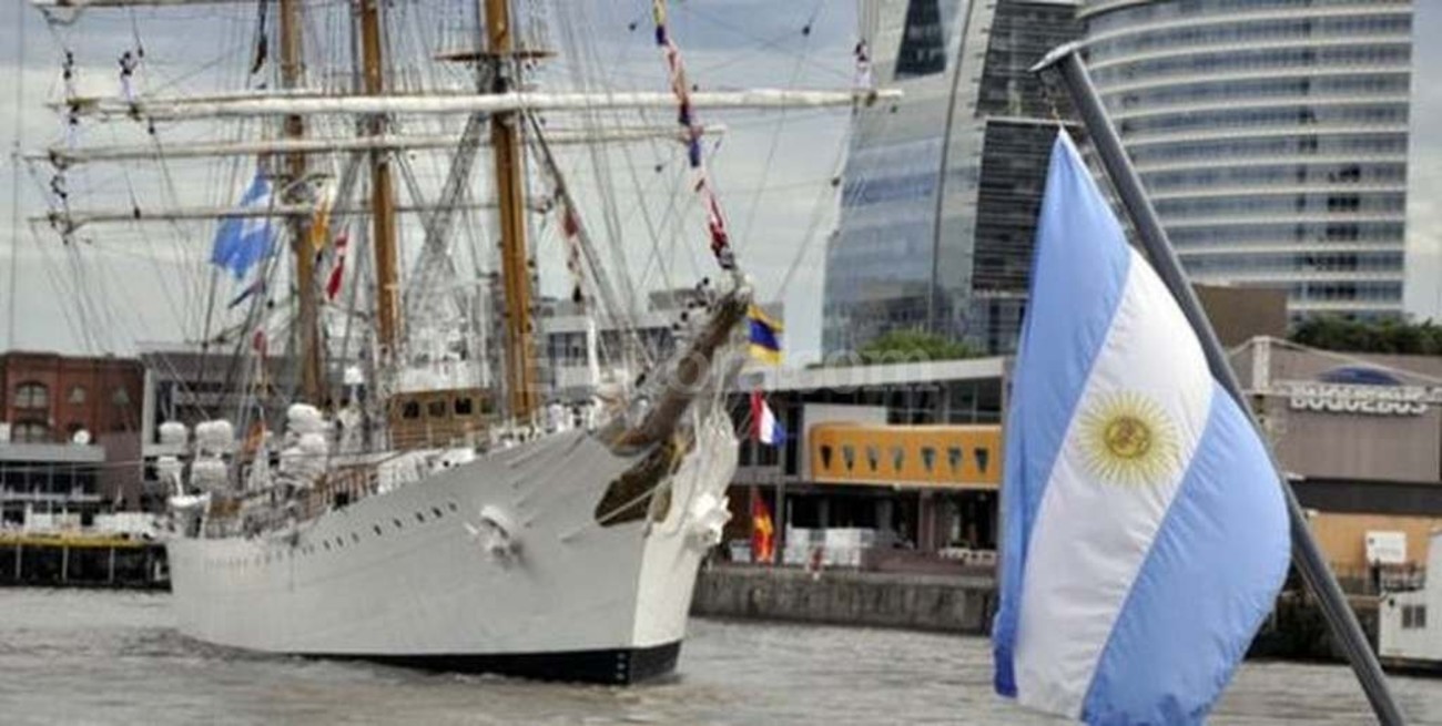 Zarpó la Fragata Libertad desde el puerto de Buenos Aires