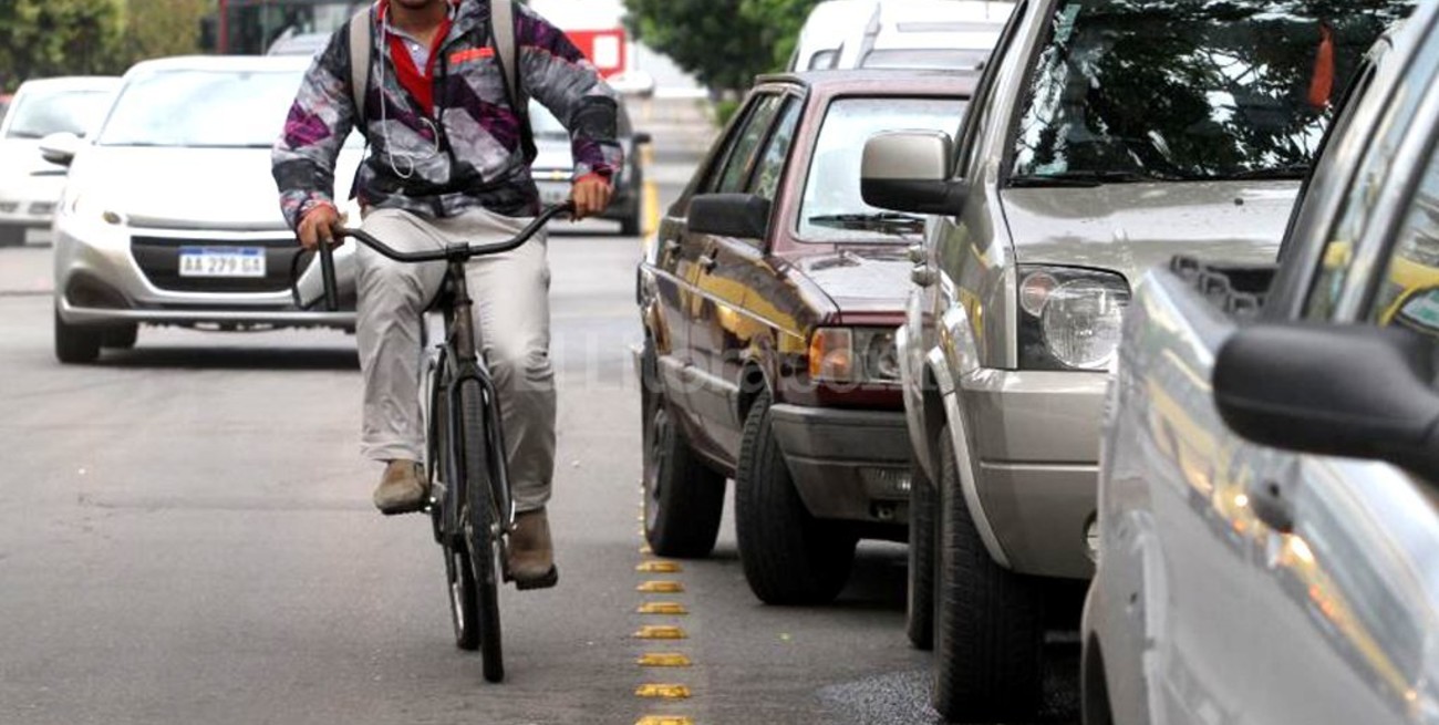 La bicisenda de Candioti, copada por automóviles