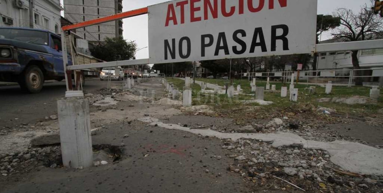 El municipio reclama que se finalicen los trabajos en el socavón de Urquiza y bulevar