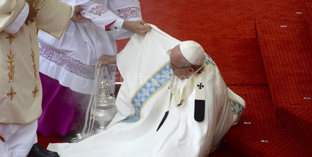 Video: el Papa sufrió un tropezón durante una misa en Polonia