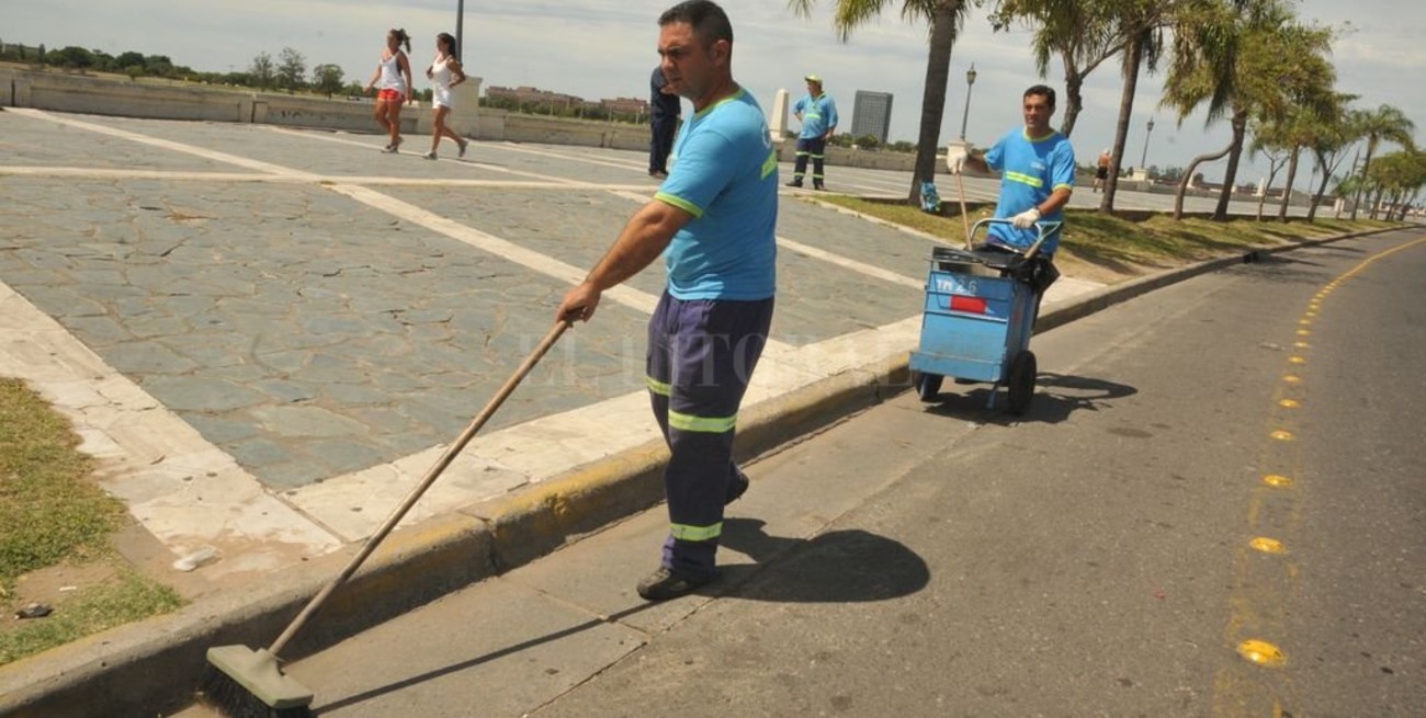 Barrenderos: los ojos de una ciudad todavía sucia y llena de vidrios rotos