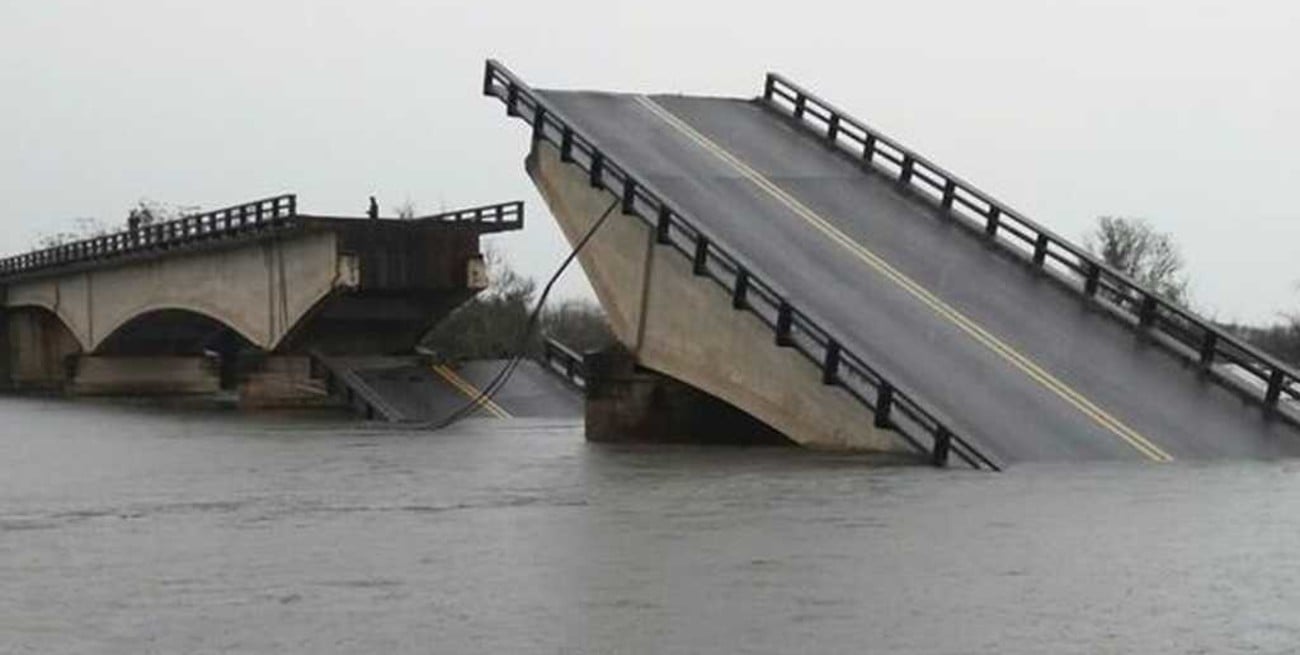 Cayó una camioneta donde se derrumbó el puente que une Goya y Esquina