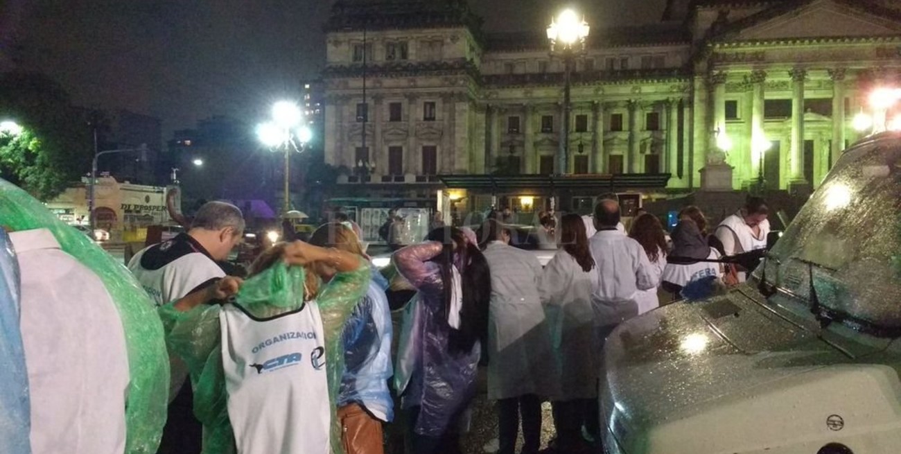 La policía impidió que los docentes instalen una carpa en Plaza del Congreso