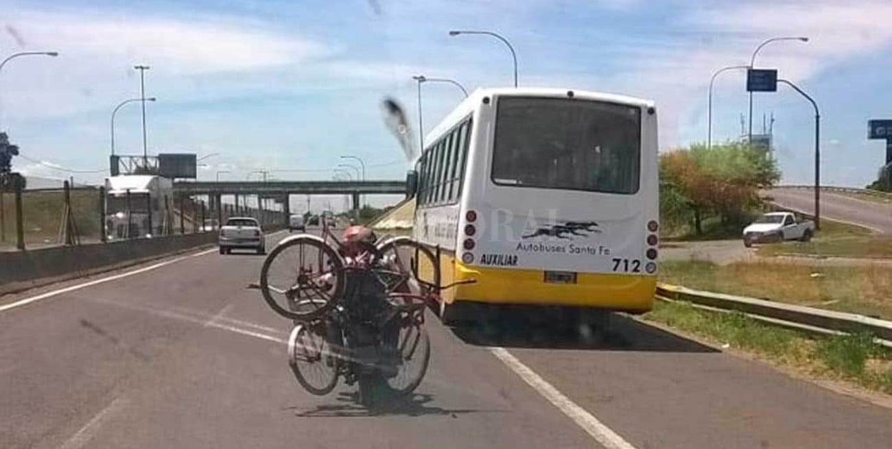 ¡Cuidado! En moto por la Ruta 168 con bicis a cuesta