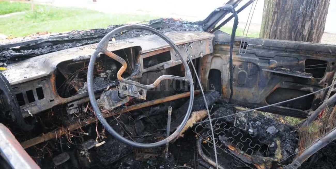 Quemaron un Jeep en barrio San Lorenzo