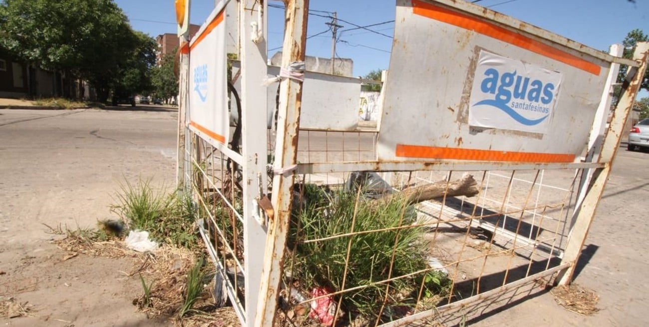 Calles rotas, corralitos y deficiencia del servicio de agua potable, en la agenda de Aguas y el Municipio santafesino