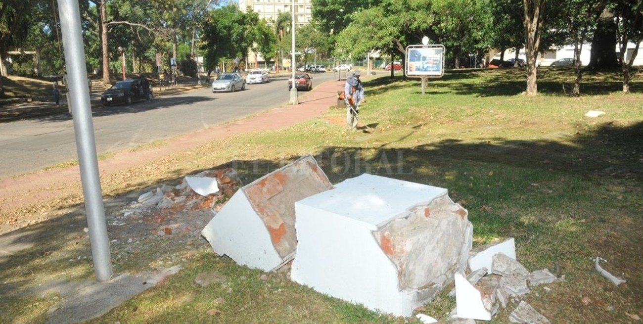 Chocaron un busto de Alfonsín en Parque del Sur 