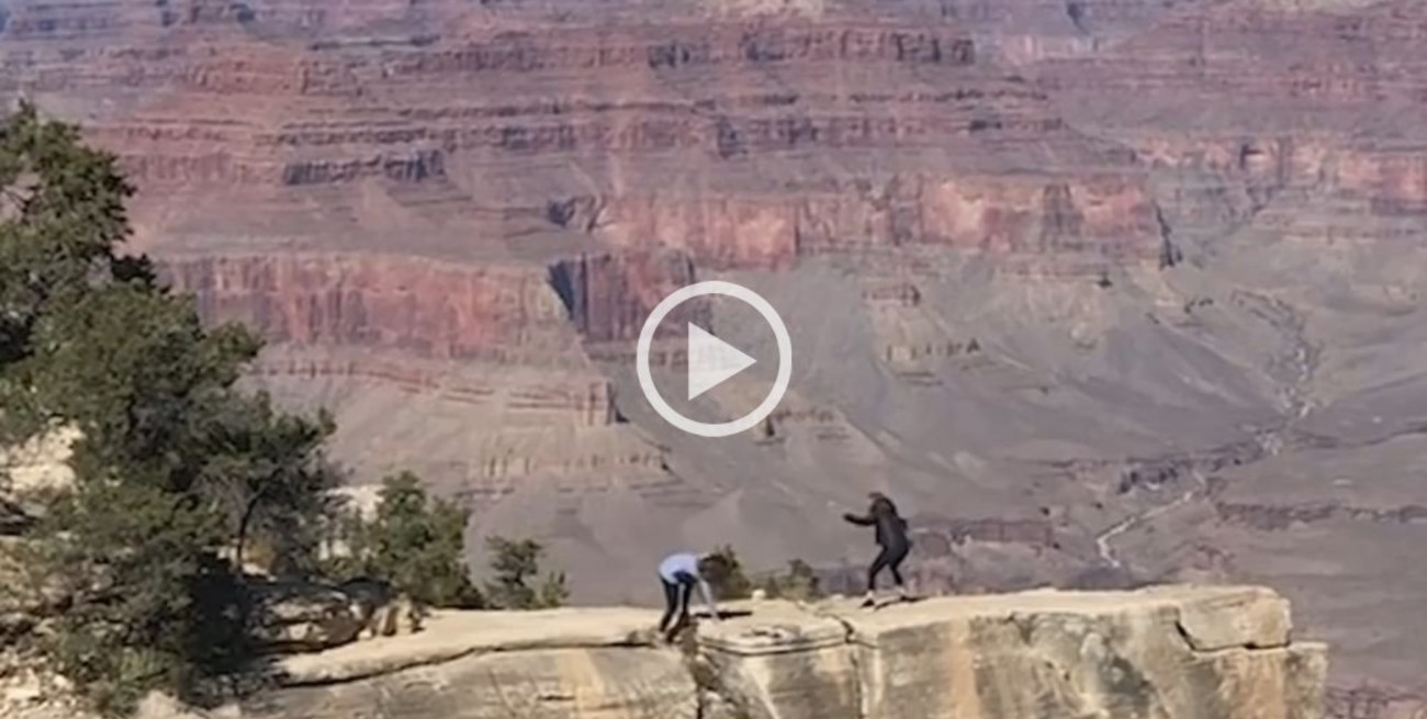 Video: Casi se cae del Gran Cañón por sacar una foto