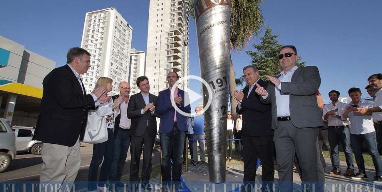 Inauguran una escultura por los 100 años de El Litoral 