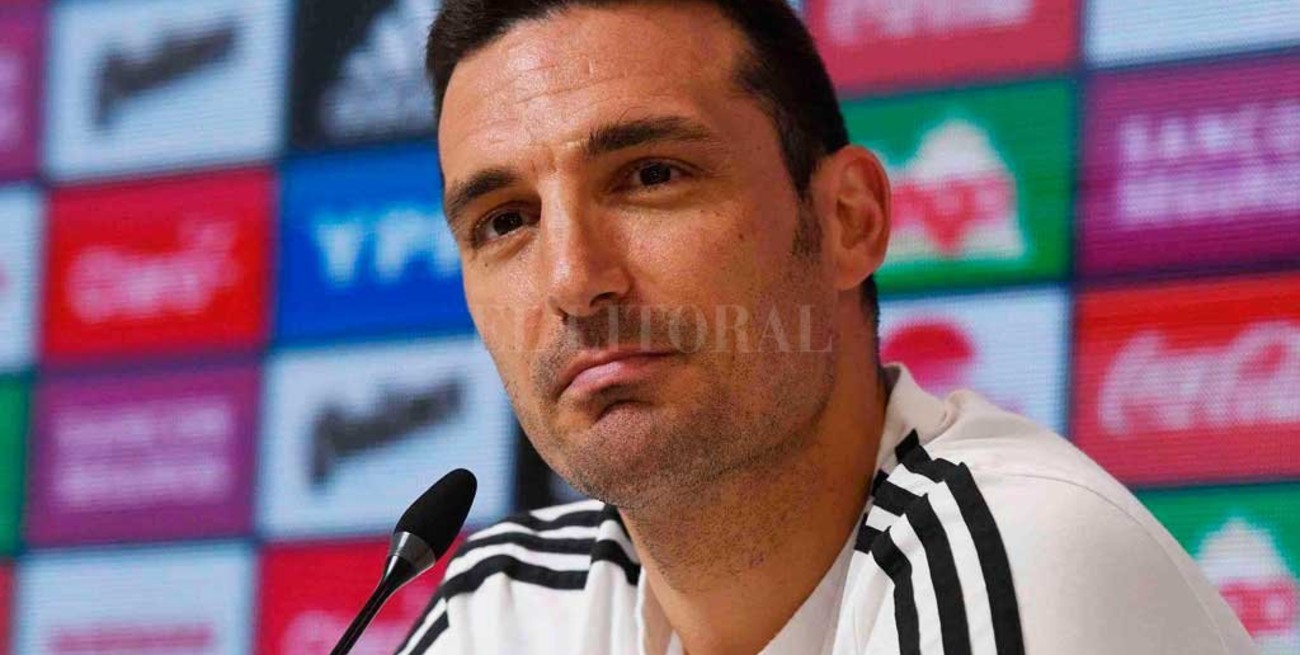 Scaloni afirmó que tiene una "charla pendiente" con Messi