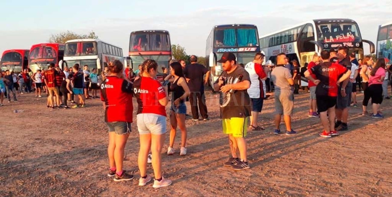 Más de 35 mil hinchas de Colón ya están en Paraguay y aún queda gente en la frontera