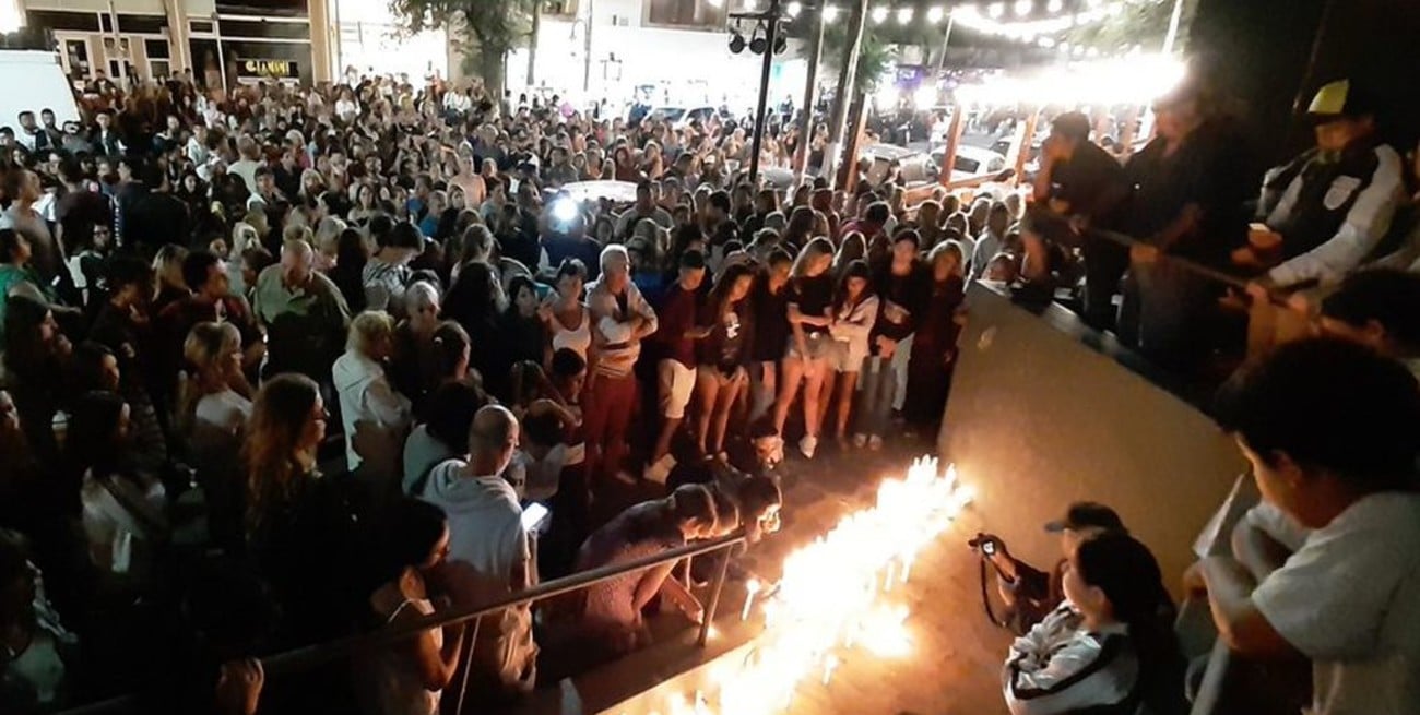 Villa Gesell: marcharon con velas hasta la puerta del boliche y leyeron una carta para pedir justicia