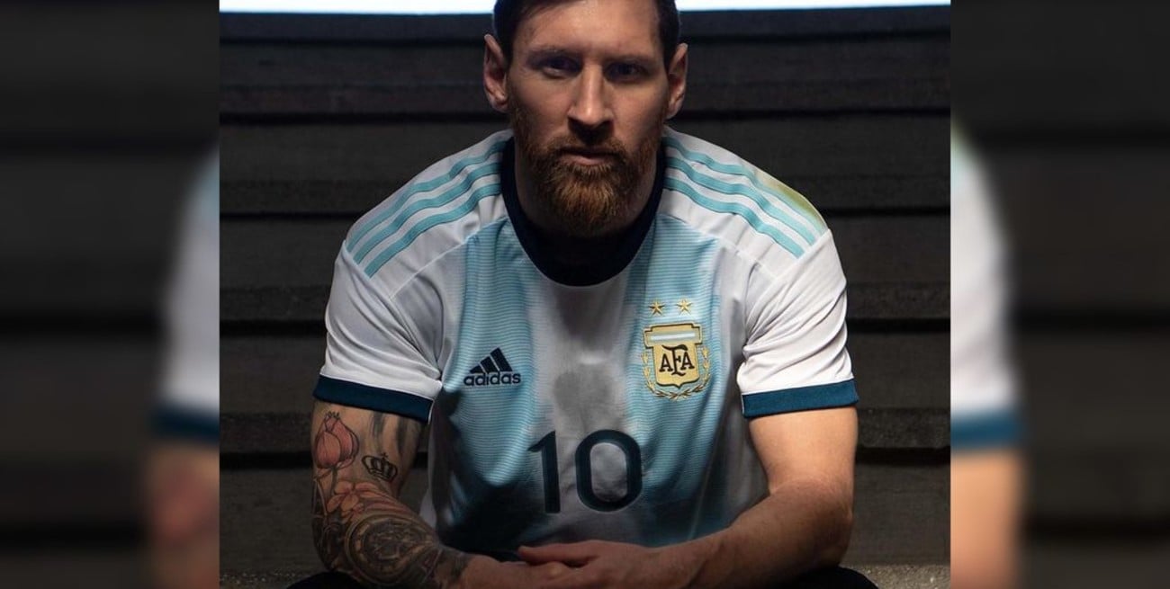 Messi mostró la nueva camiseta de la Selección Argentina