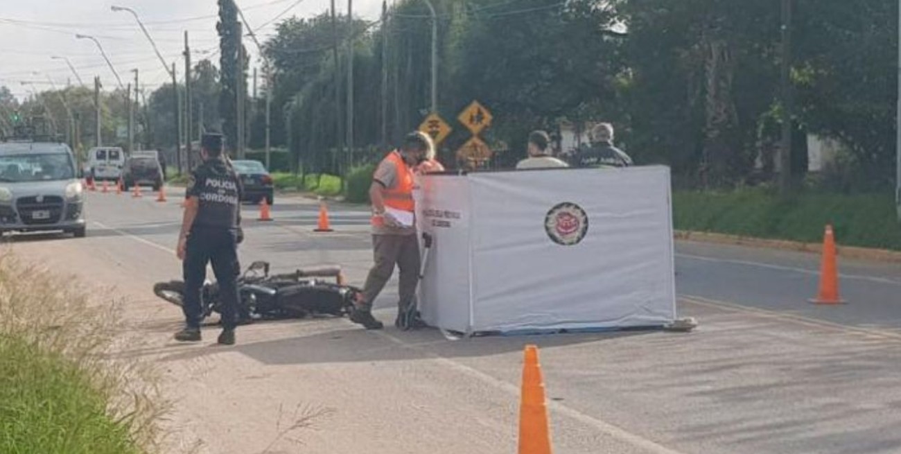 Córdoba: se cayó de la moto y murió aplastada por un camión